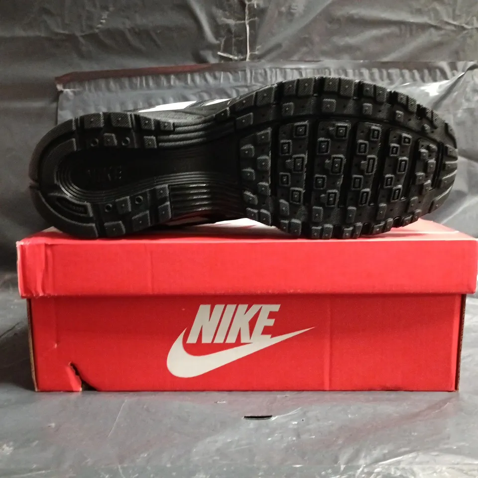 BOXED PAIR OF NIKE P-6000 TRAINERS IN SHADOW GREY/BLACK SIZE UK 10