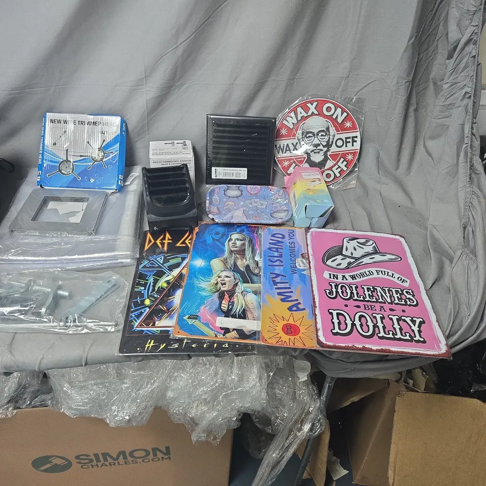 APPROXIMATELY 25 ASSORTED MUSIC POSTERS AND NOVELTY SIGNS LOT – JOLENE/DOLLY PRINT, DEF LEPPARD POSTER