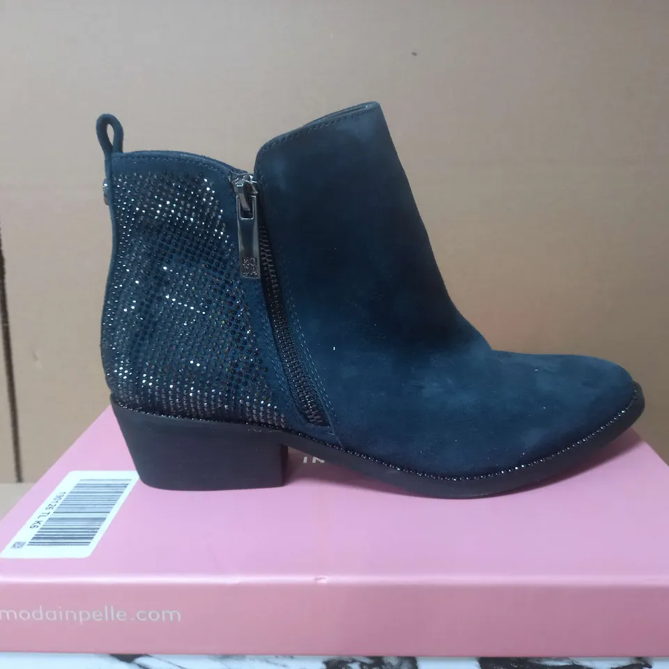 BOXED MODA IN PELLE LIGHT NAVY HEEL BOOTS - UK 6