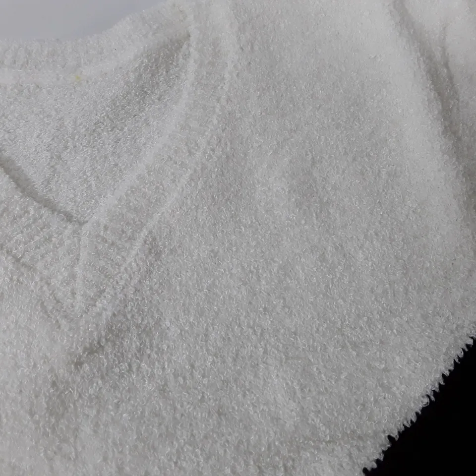 LOT OF APPROXIMATELY 45 WHITE/BLACK JUMPERS - SIZE UNSPECIFIED 
