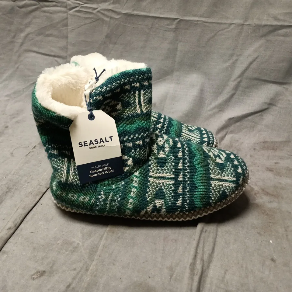 SEASALT SNOOZE SLIPPER BOOTIES – KNITTED GREEN PATTERN, FAUX FUR LINING, UK S/M