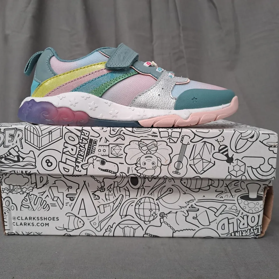 BOXED PAIR OF CLARKS PLAY PRINTS TIDAL STAR KIDS SHOES IN AQUA/MULTICOLOUR UK SIZE 11.5