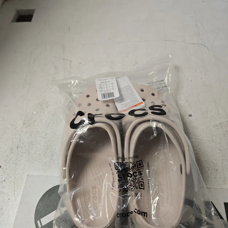 CROCS CLASSIC PLATFORM CLOG – WOMEN’S, BEIGE (UK 6)