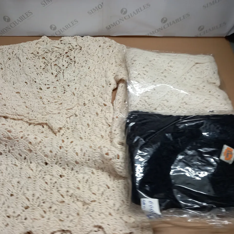 LOT OF APPROXIMATELY 14 TEXTURED KNIT JUMPERS IN CREAM/BLACK - SIZE UNSPECIFIED