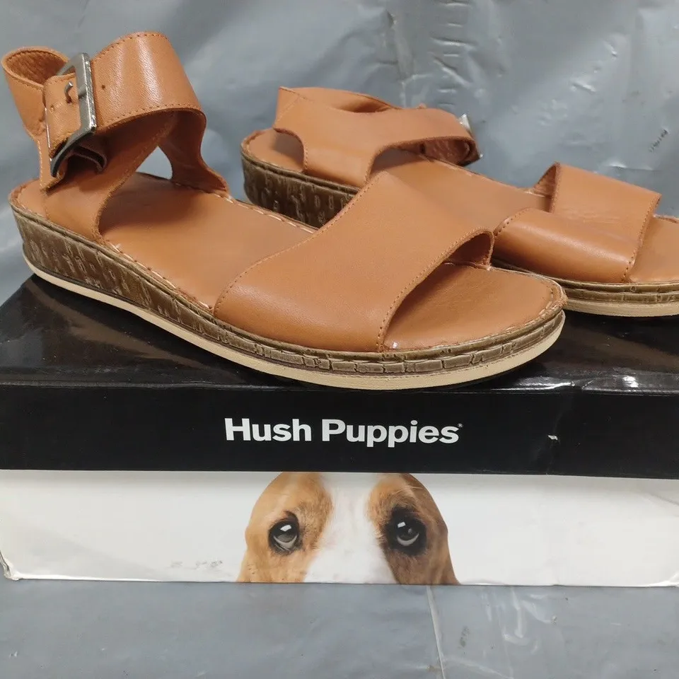 BOXED PAIR OF HUSH PUPPIES ELLIE LEATHER SANDALS IN TAN SIZE 8