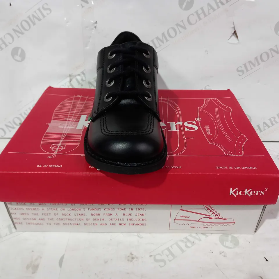 BOXED PAIR OF KICKERS LACE UP SHOES IN BLACK EU SIZE 39