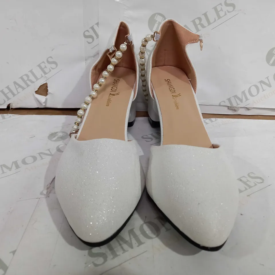 BOXED PAIR OF SHANGHI FASHION BLOCK HEEL FAUX PEARL STRAP TOE POINTED SHOES - SPARKLE WHITE - EU 40