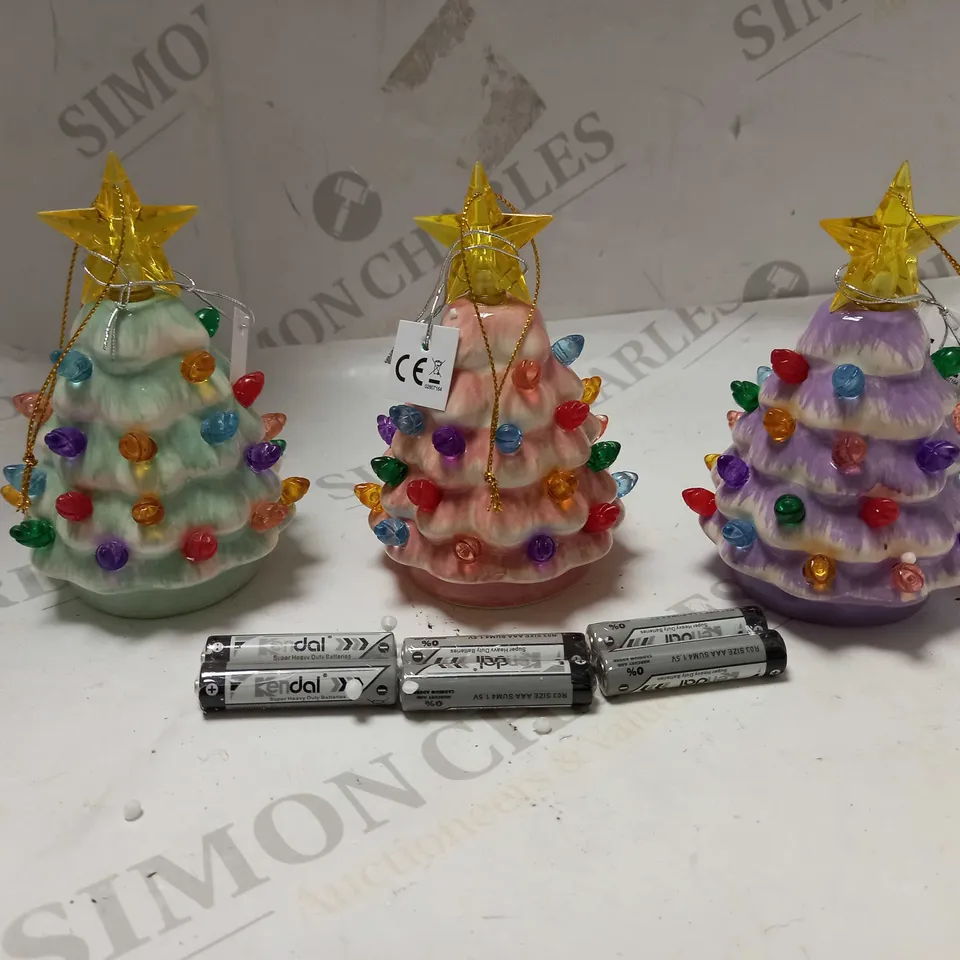 SET OF CERAMIC FESTIVE DECORATIONS 