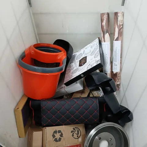 CAGE OF APPROXIMATELY 15 ASSORTED HOUSEHOLD ITEMS TO INCLUDE - THROW PILLOWS, MOP BUCKET, AND WALLPAPER - COLLECTION ONLY