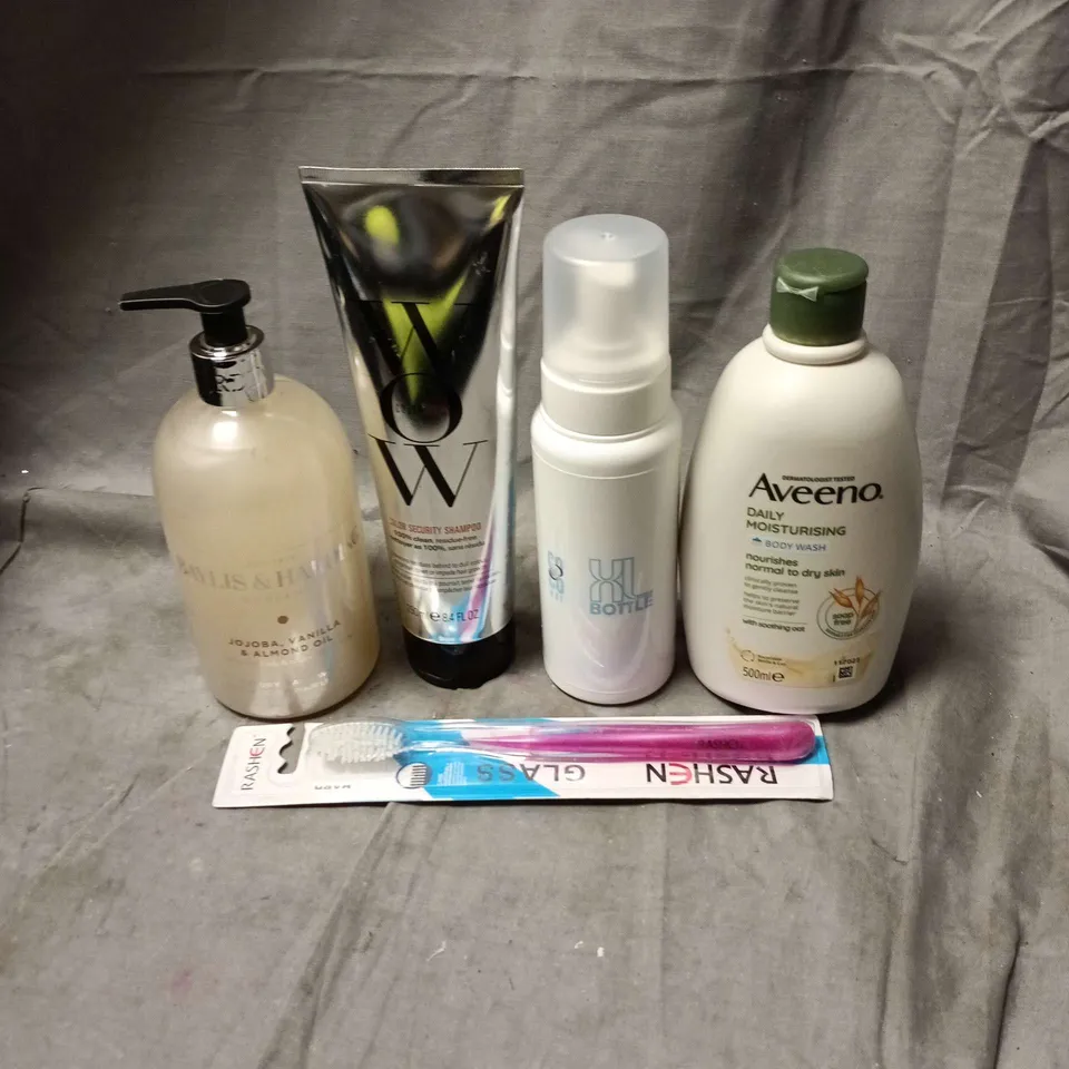 APPROXIMATELY 20 ASSORTED COSMETIC ITEMS TO INCLUDE AVEENO, PINK TANNING MOUSE, COLORWOW SHAMPOO, BAYLIS AND HARDING HAND WASH, TOOTHBRUSH ETC