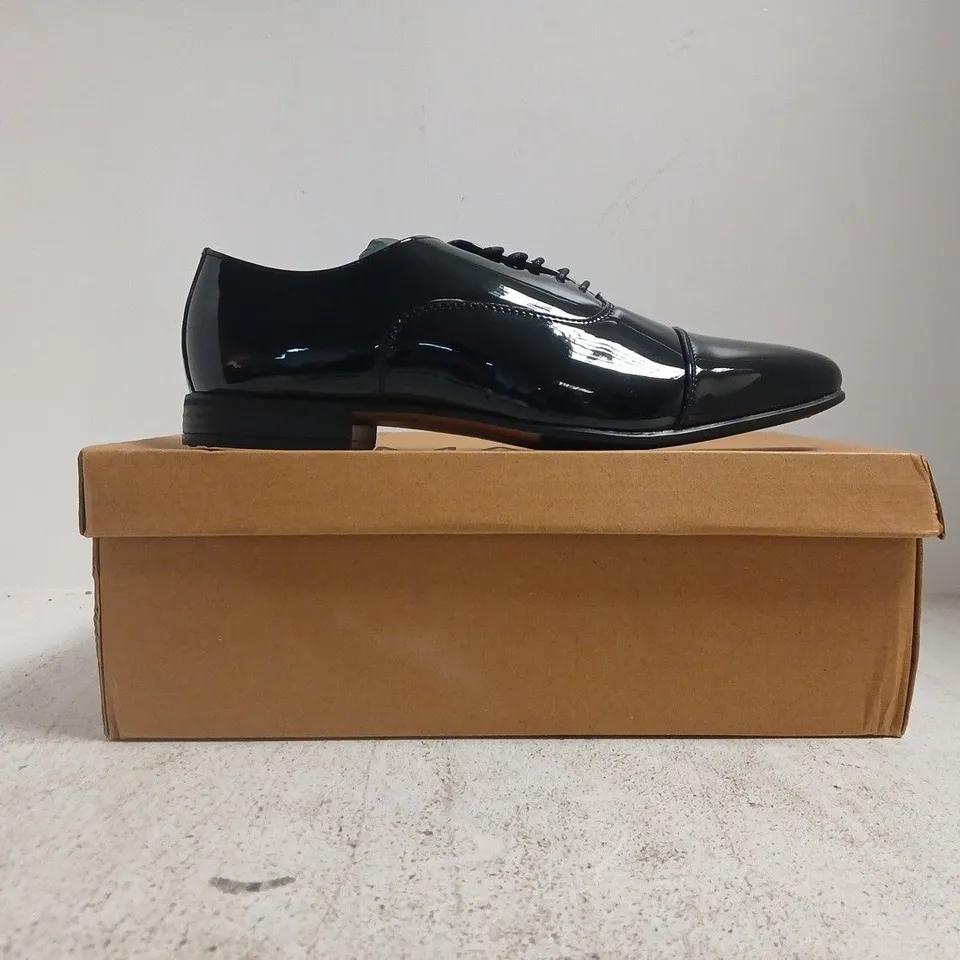 BOXED PAIR OF MAN LACE UP SHOES IN GLOSSY BLACK SIZE UK 9