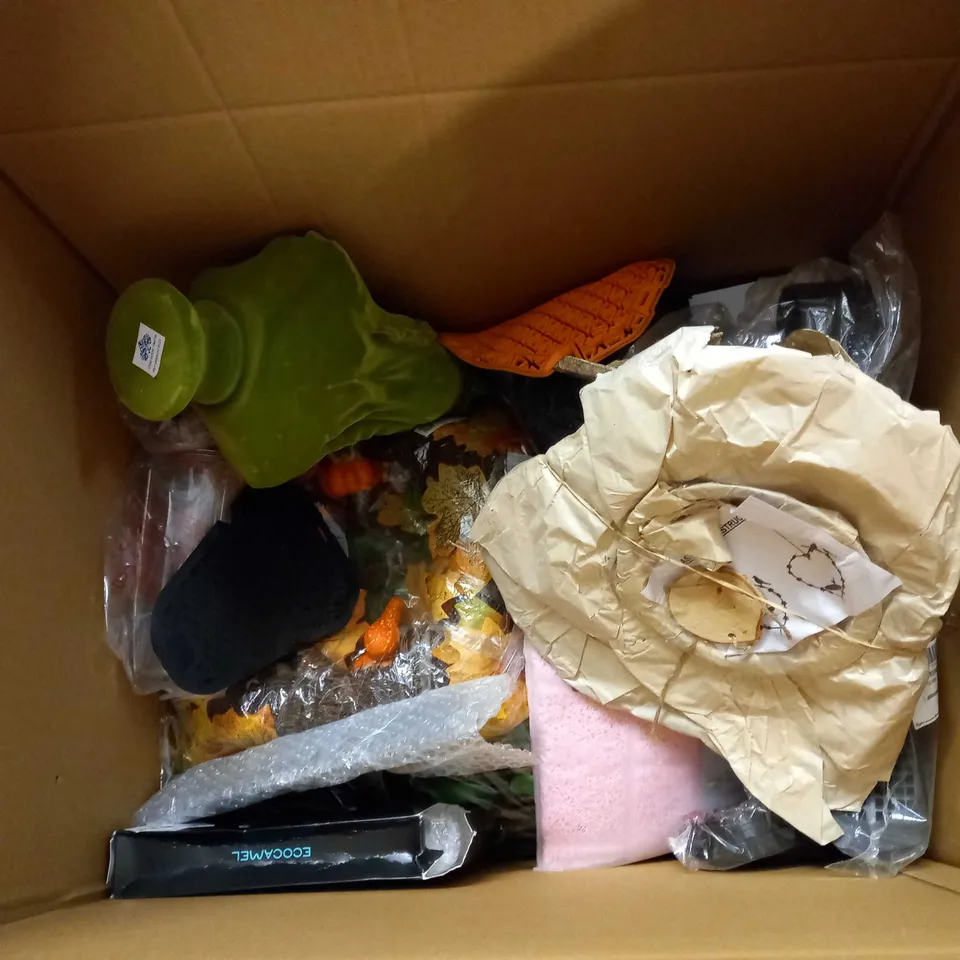 LARGE BOX OF APPROXIMATELY 15 ASSORTED HOUSEHOLD ITEMS TO INCLUDE: HOME DECO, CAT LITTER SCOOPER, BADMINTON SHUTTLECOCK SET
