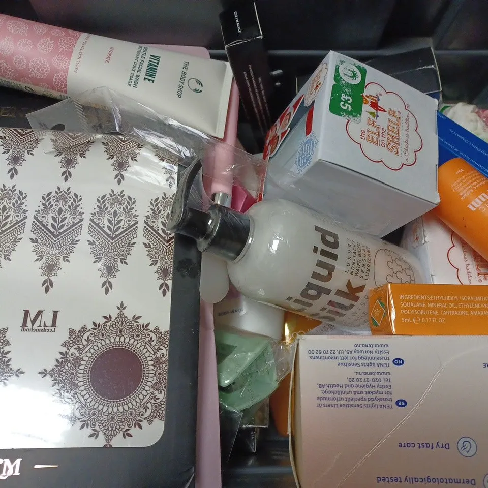 BOX OF APPROX 15 ASSORTED HEALTH AND BEAUTY ITEMS TO INCLUDE - CERAVE MOISTURSING CREAM - PALMERS COCONUT HYDRATE LIP BALM - MITCHUM WOMENS DEODRANT ETC