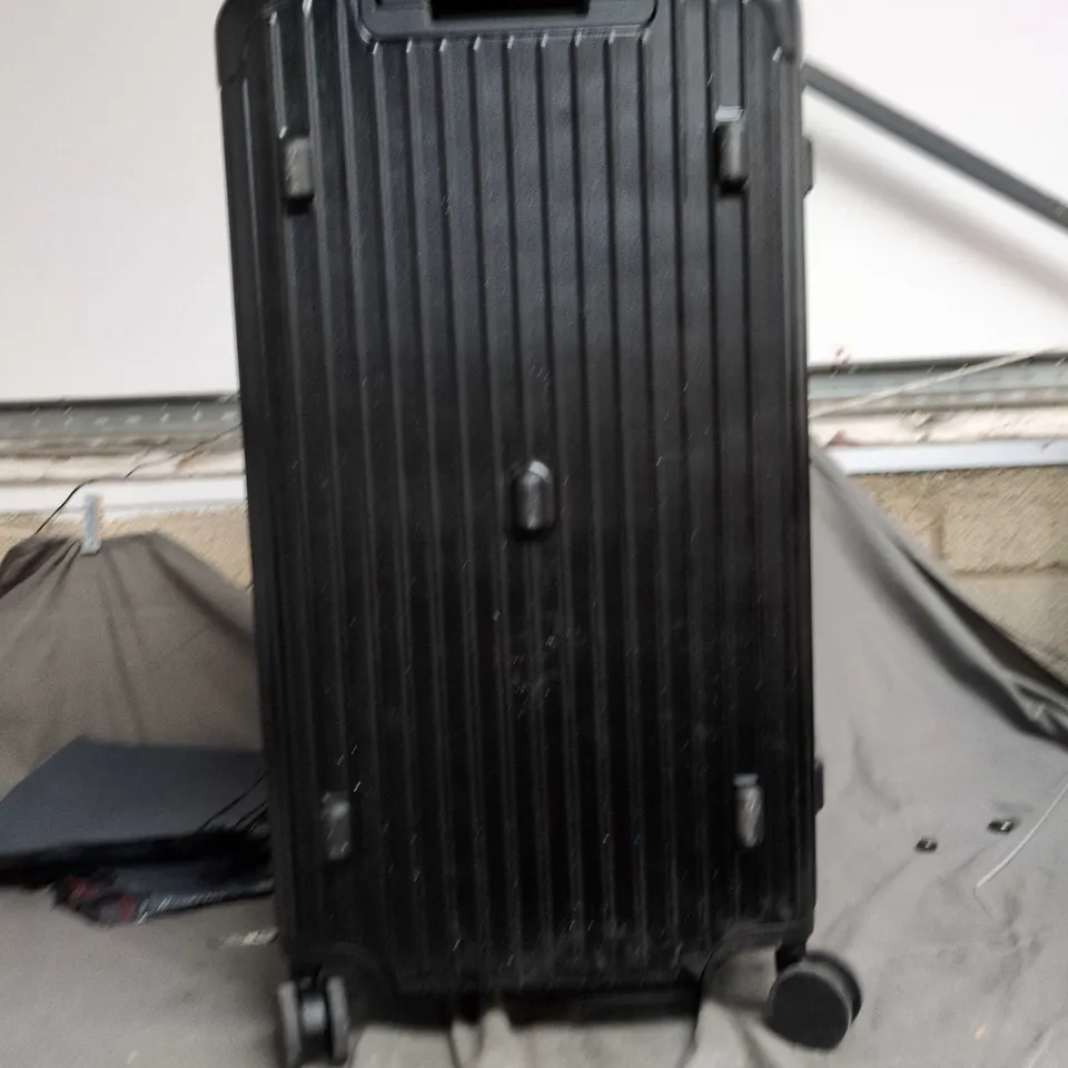 BLACK RIBBED HARD-SHELL CABIN SUITCASE WITH WHEELS 