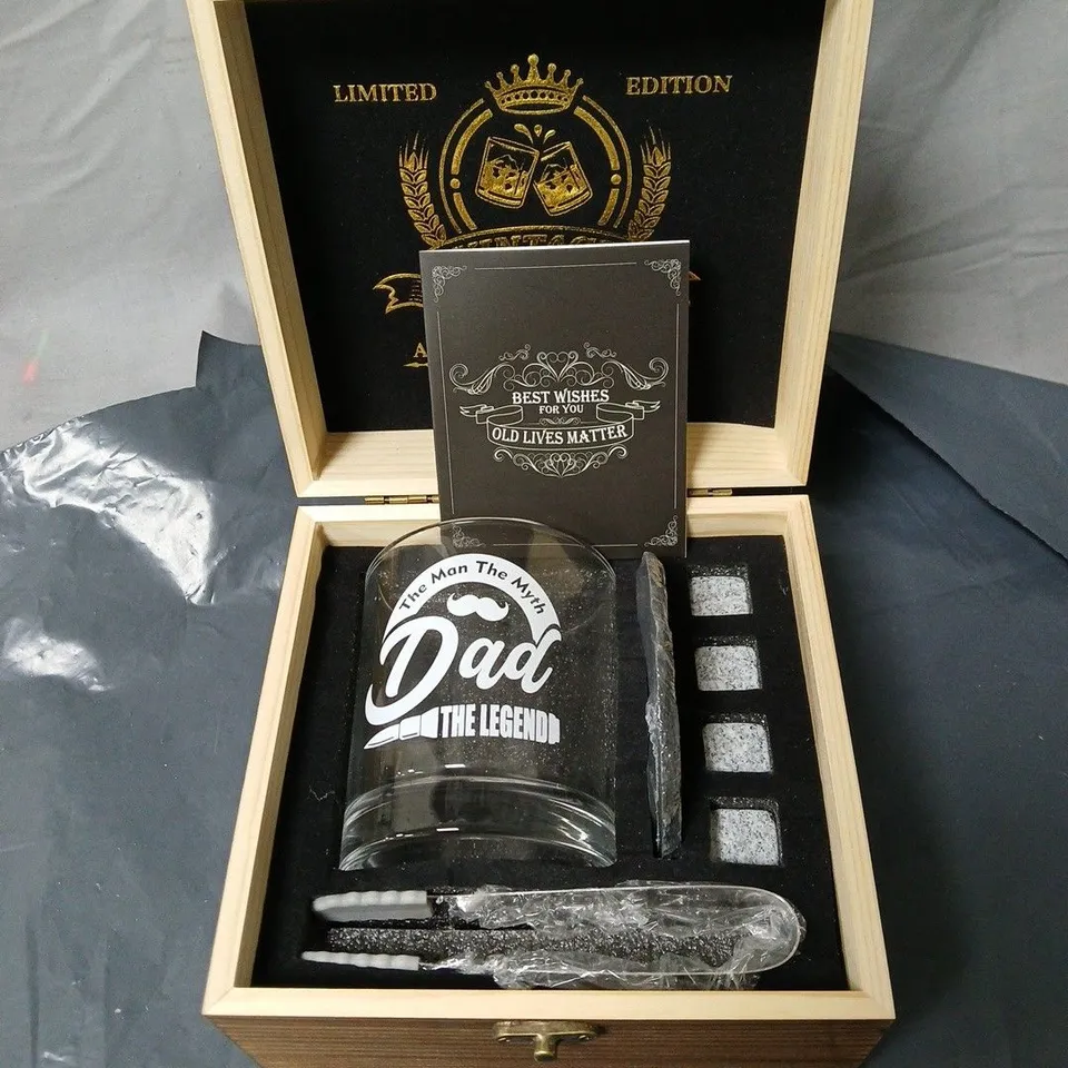 LIMITED EDITION VINTAGE GIFT SET IN WOODEN BOX – 'DAD THE LEGEND' GLASS 