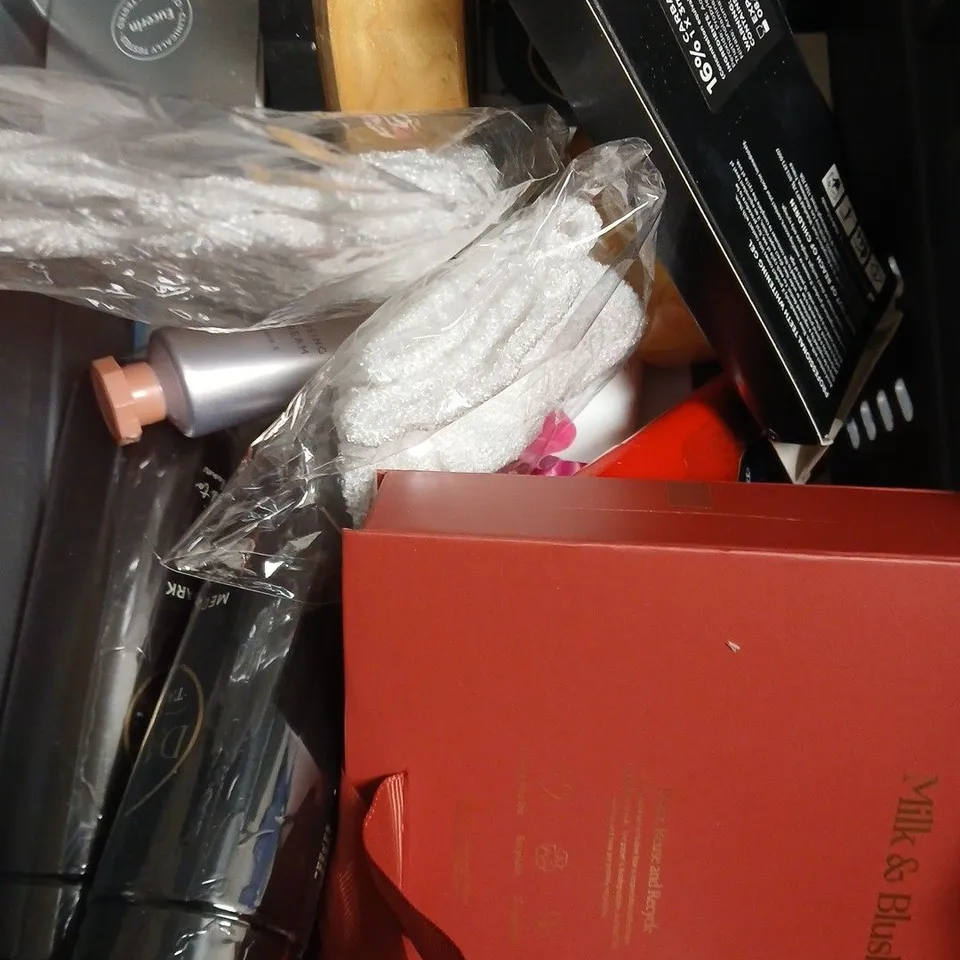 APPROXIMATELY 15 ASSORTED HEALTH & BEAUTY PRODUCTS TO INCLUDE FACIAL SCRUB, TOOTHPASTE, EXFOLIATING GLOVES ETC 