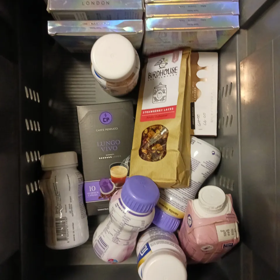 APPROXIMATELY 20 ASSORTED FOOD/DRINK PRODUCTS TO INCLUDE BIRDHOUSE TEA, BIRTHDAY SWEETS SELECTION, CAFFE PERRUCCI PODS ETC 