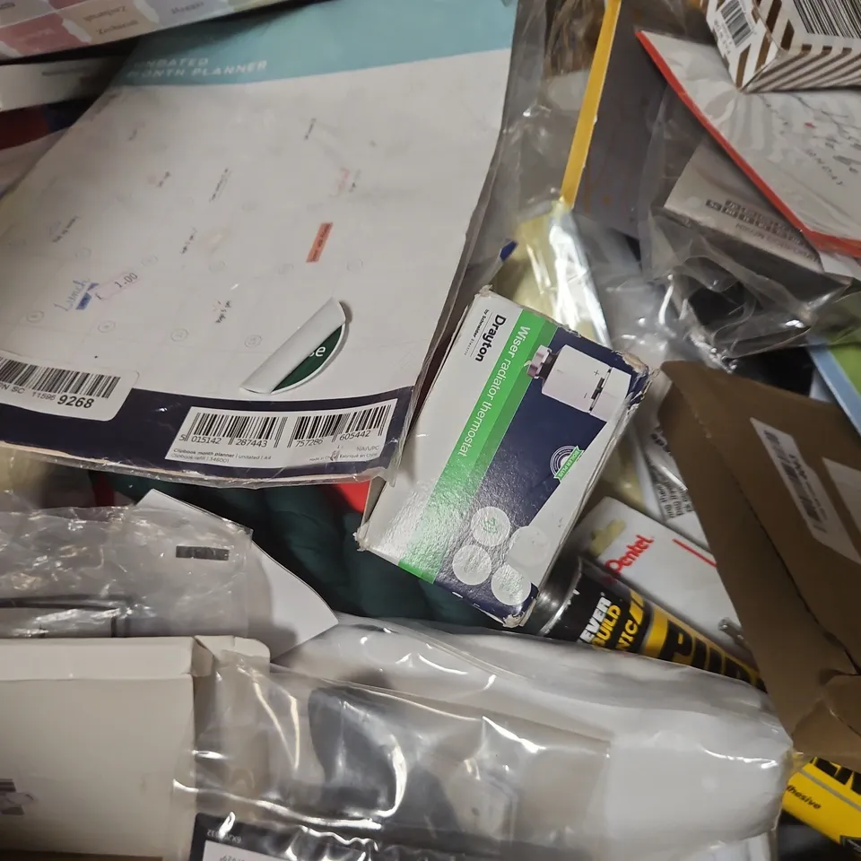 BOX OF APPROXIMATELY 40 ASSORTED ITEMS TO INCLUDE TRAVEL ADAPTER, GOLD AND SILVER PENS, ETC - COLLECTION ONLY