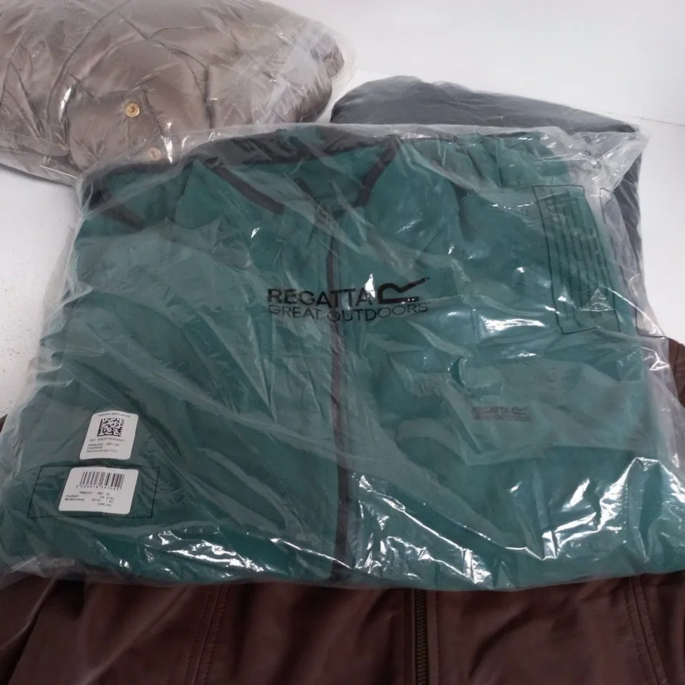 LOT OF APPROXIMATELY 15 ASSORTED CLOTHING ITEMS TO INCLUDE REGATTA AND LA MAREY - UNCHECKED SIZES
