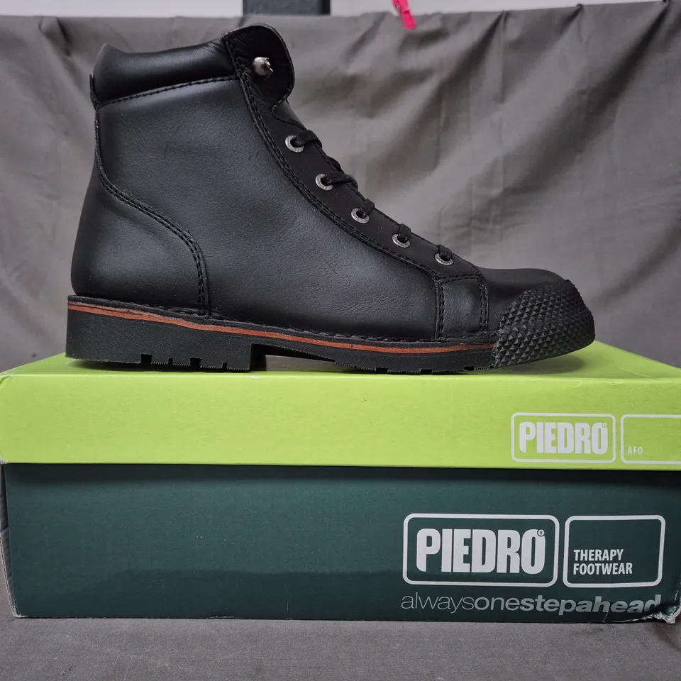 BOXED PAIR OF PIEDRO THERAPY FOOTWEAR SHOES IN BLACK EU SIZE 39