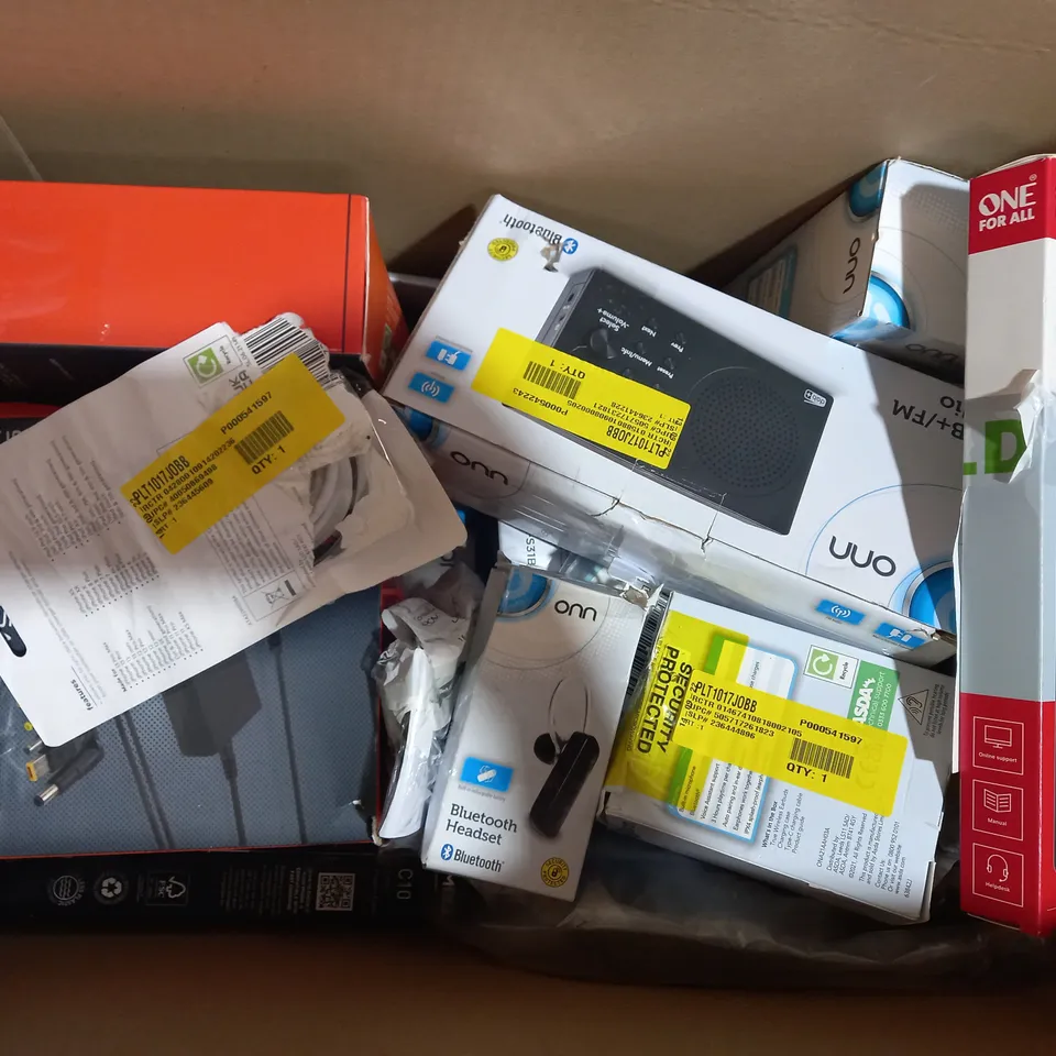 LOT OF APPROXIMATELY 20 ASSORTED HOUSEHOLD ITEMS TO INCLUDE ASDA TECH KIDS HEADPHONES, ASDA TECH TRUE WIRELESS EARBUDS, JUICEJUMBO MARSHMALLOW BLUETOOTH SPEAKER, ETC