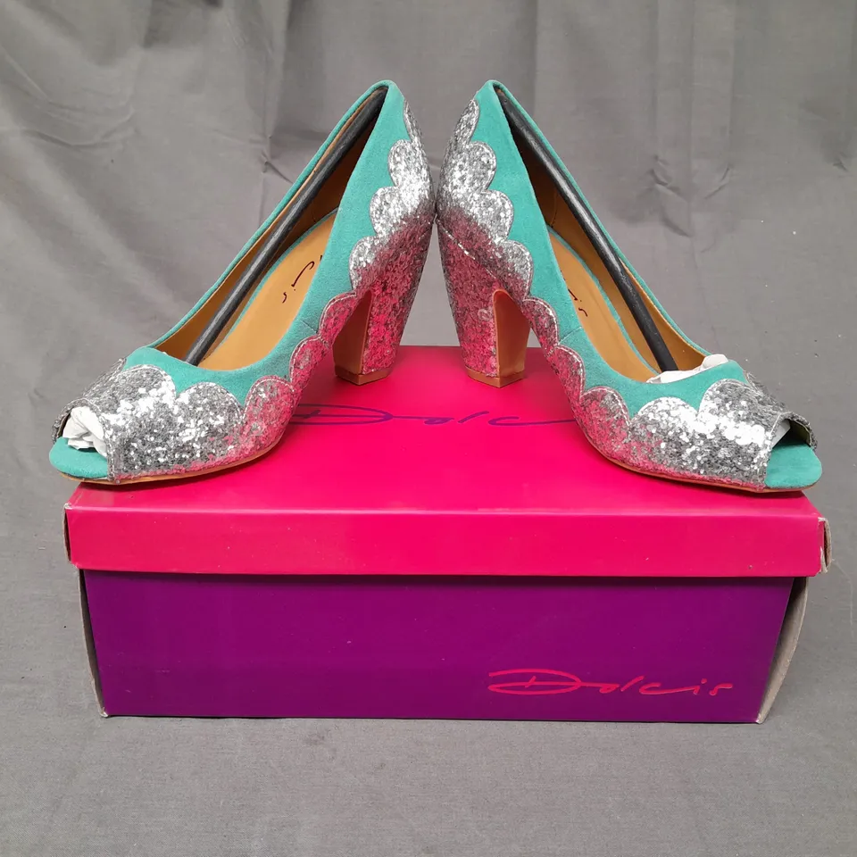 BOXED PAIR OF DOLCIS PEEP TOE BLOCK HEEL SHOES IN TEAL/METALLIC SILVER W. GLITTER EFFECT UK SIZE 3