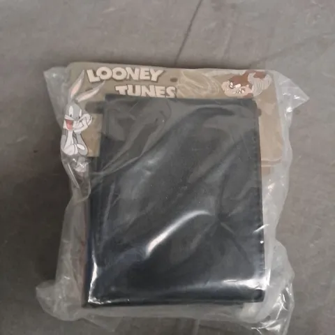 BOX OF APPROXIMATELY 30 PACKS OF LOONEY TUNES WALLETS - COLLECTION ONLY