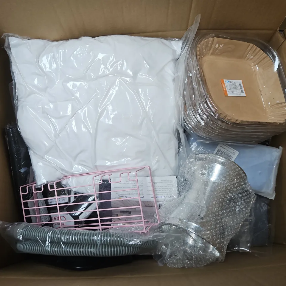 BOX OF APPROXIMATELY 12 ASSORTED HOUSEHOLD ITEMS TO INCLUDE - PUKA PADS, KITCHEN UTENSILS, AND DUST COVER ETC. 
