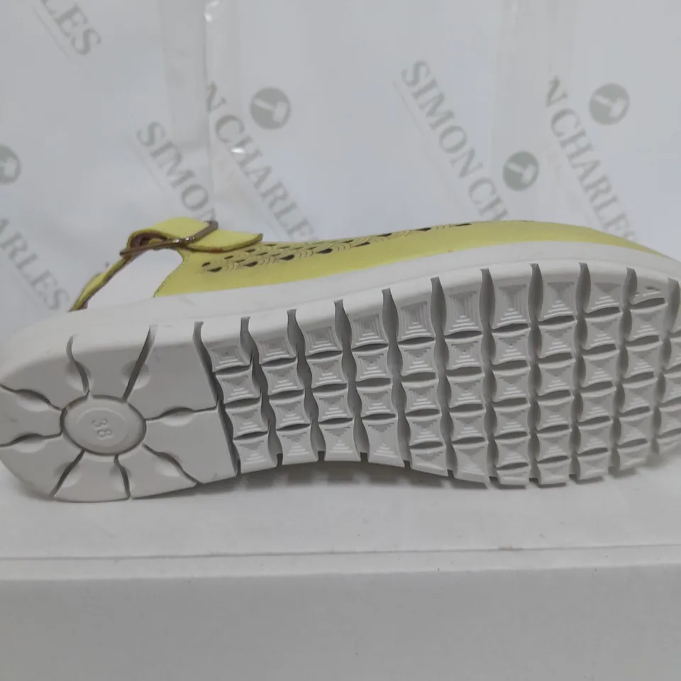 BOXED PAIR OF ADESSO LEATHER SLINGBACK STRAP SHOES IN GREEN SIZE 5