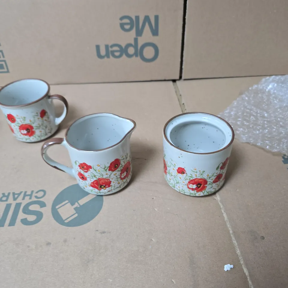 SET OF 4 JAPANESE PORCELAIN ITEMS WITH RED FLORAL PATTERN