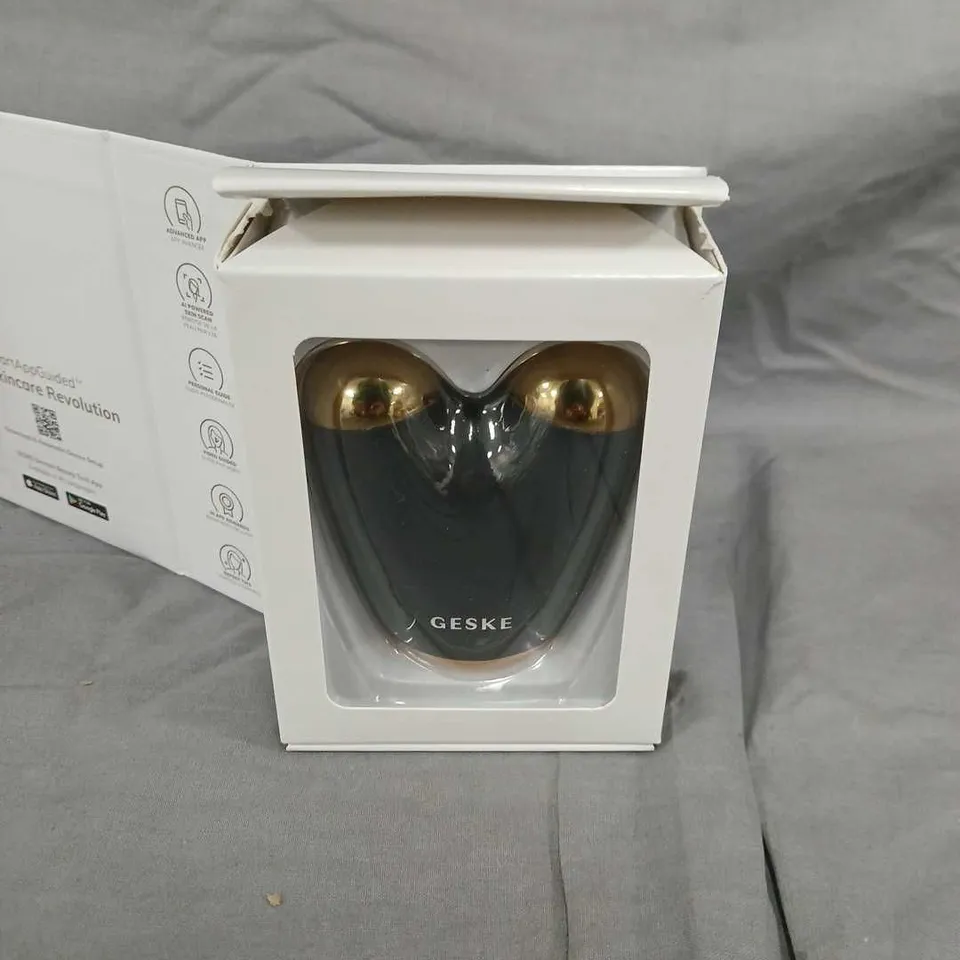 GESKE SMART APP GUIDED MICRO CURRENT FACE LIFTER – BLACK, BOXED