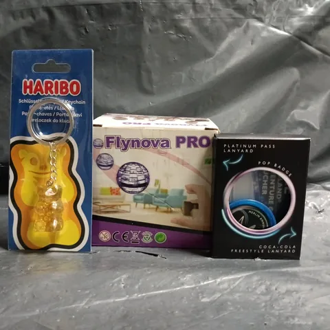APPROXIMATELY 10 ASSORTED TOYS AND GAMES TO INCLUDE HARIBO KEYCHAIN, FLYING SPINNER, ETC