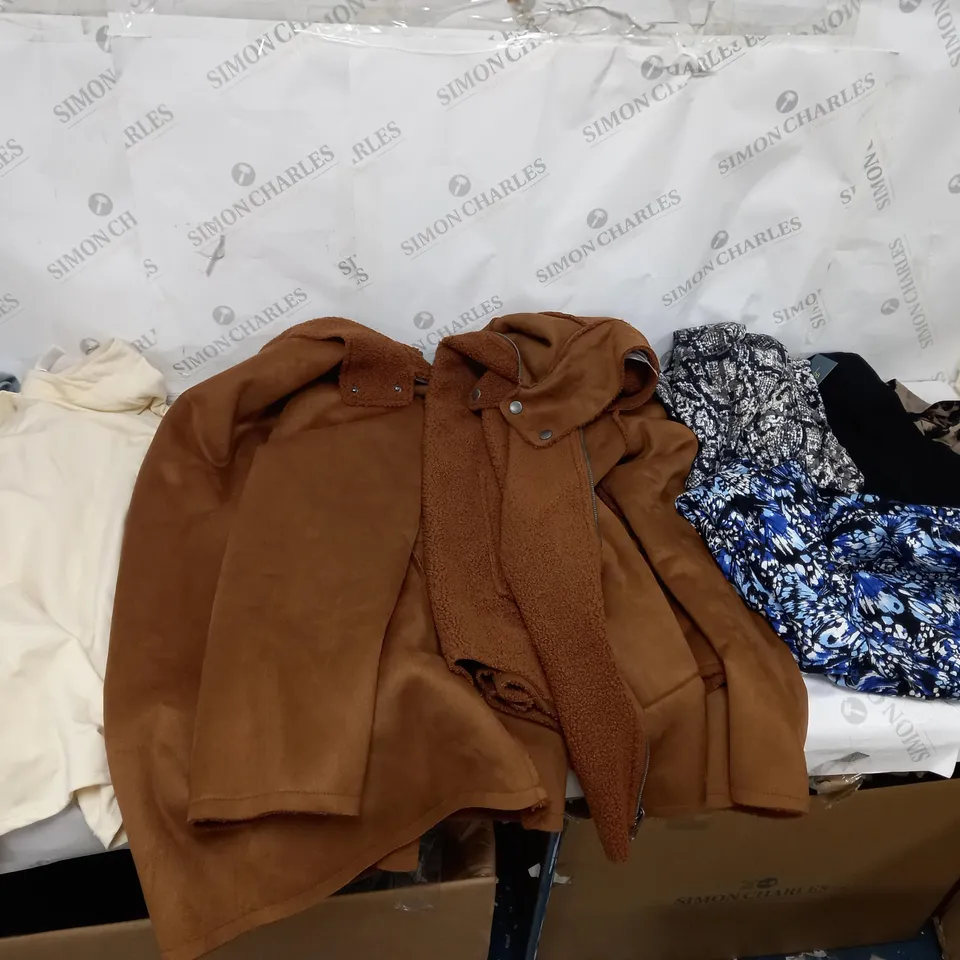 APPROXIMATELY 25 PIECES OF WYNNE CLOTHIGN TO INCLUDE KNITTED SWEATSHIRTS, COATS, AND TOPS ETC.