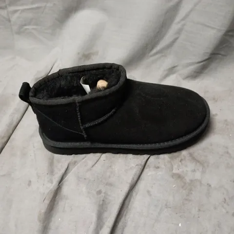 UGG WOMEN'S BLACK SUEDE ANKLE BOOTS WITH FAUX FUR LINING SIZE 2.5