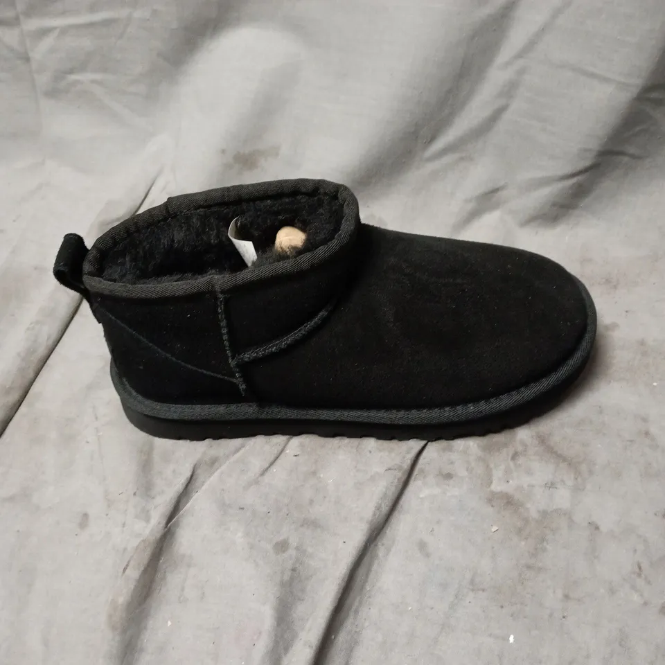 UGG WOMEN'S BLACK SUEDE ANKLE BOOTS WITH FAUX FUR LINING SIZE 2.5