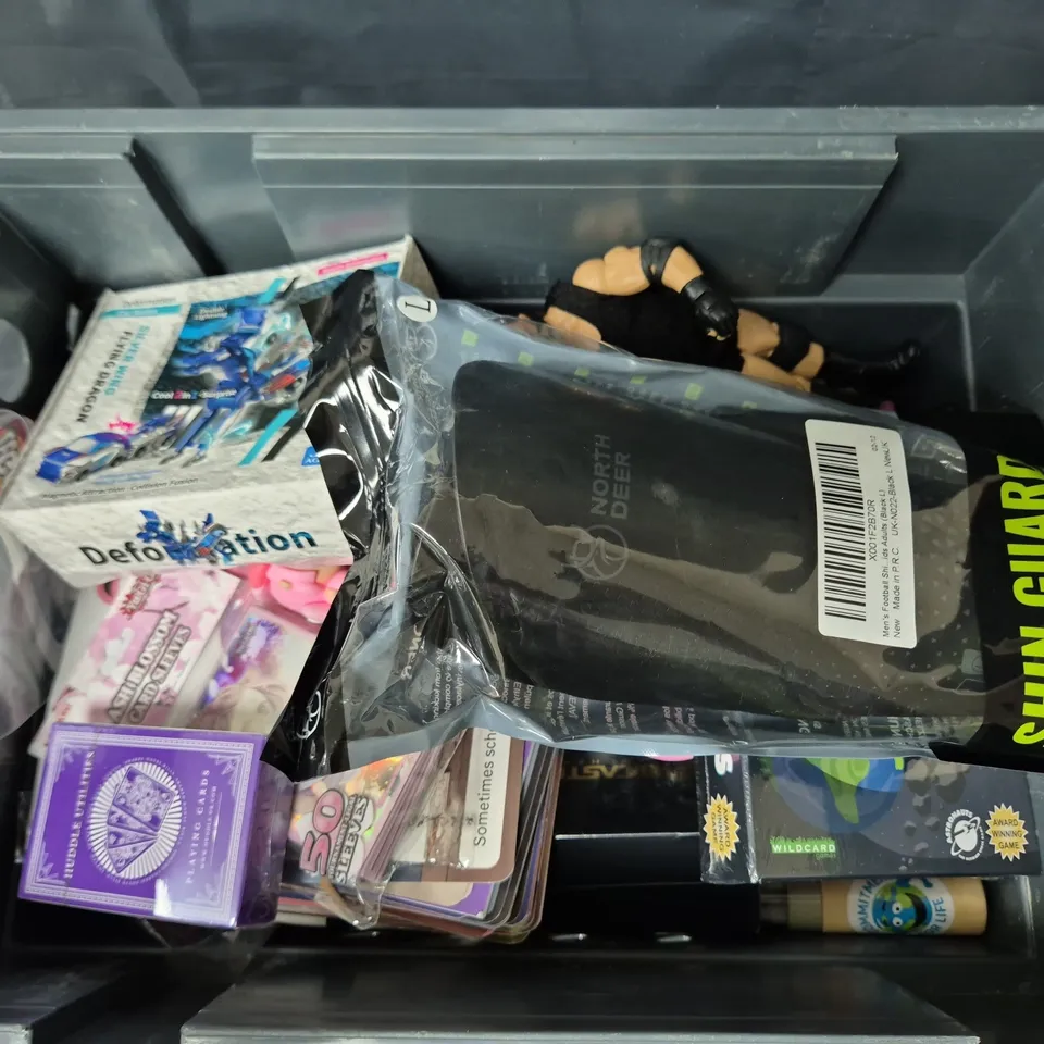 APPROXIMATELY 18 ASSORTED TOYS & GAMES TO INCLUDE WARHAMMER WOLF DICE, SHINGUARDS, BICASTER ARCHERY WEIGHTS, ETC