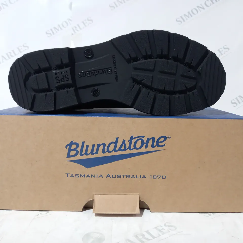 BOXED PAIR OF BLUNDSTONE ELASTIC SIDED BOOTS IN BLACK UK SIZE 7