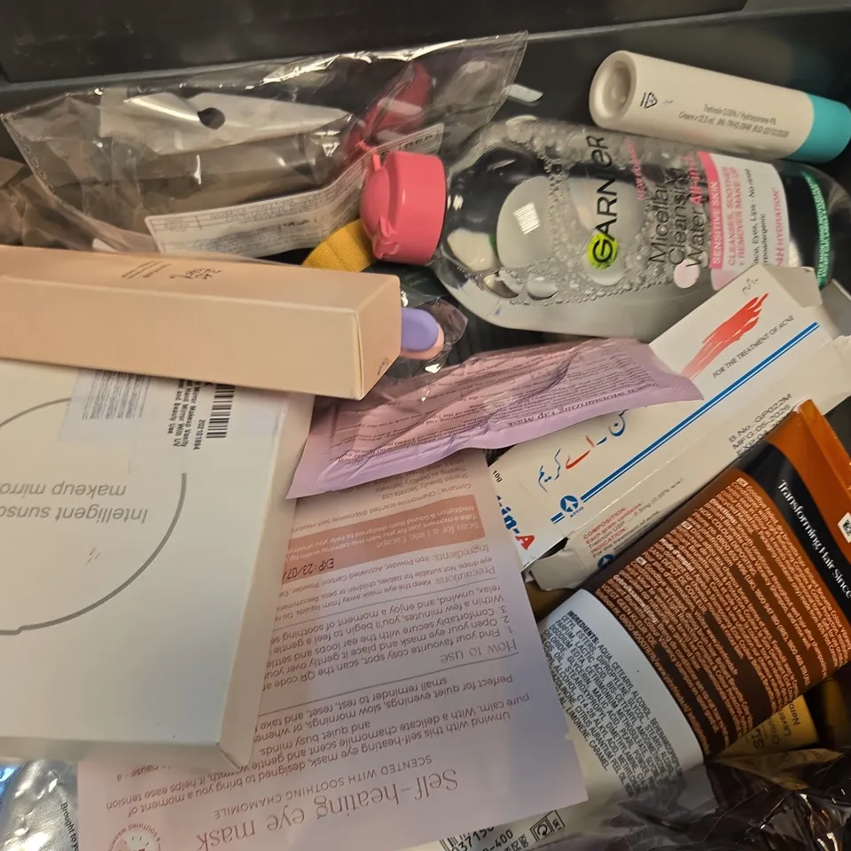 APPROX 12 ASSORTED BEAUTY PRODUCTS TO INCLUDE NASAL RINSE BOTTLE, JOHN FRIEDA SHAMPOO, MAKEUP MIRROR, ETC 