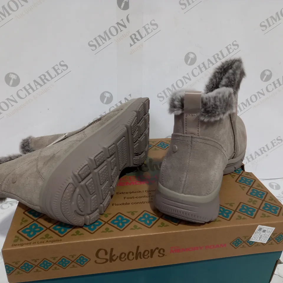 BOXED PAIR OF SKECHERS SIZE 7 FOOTWEAR