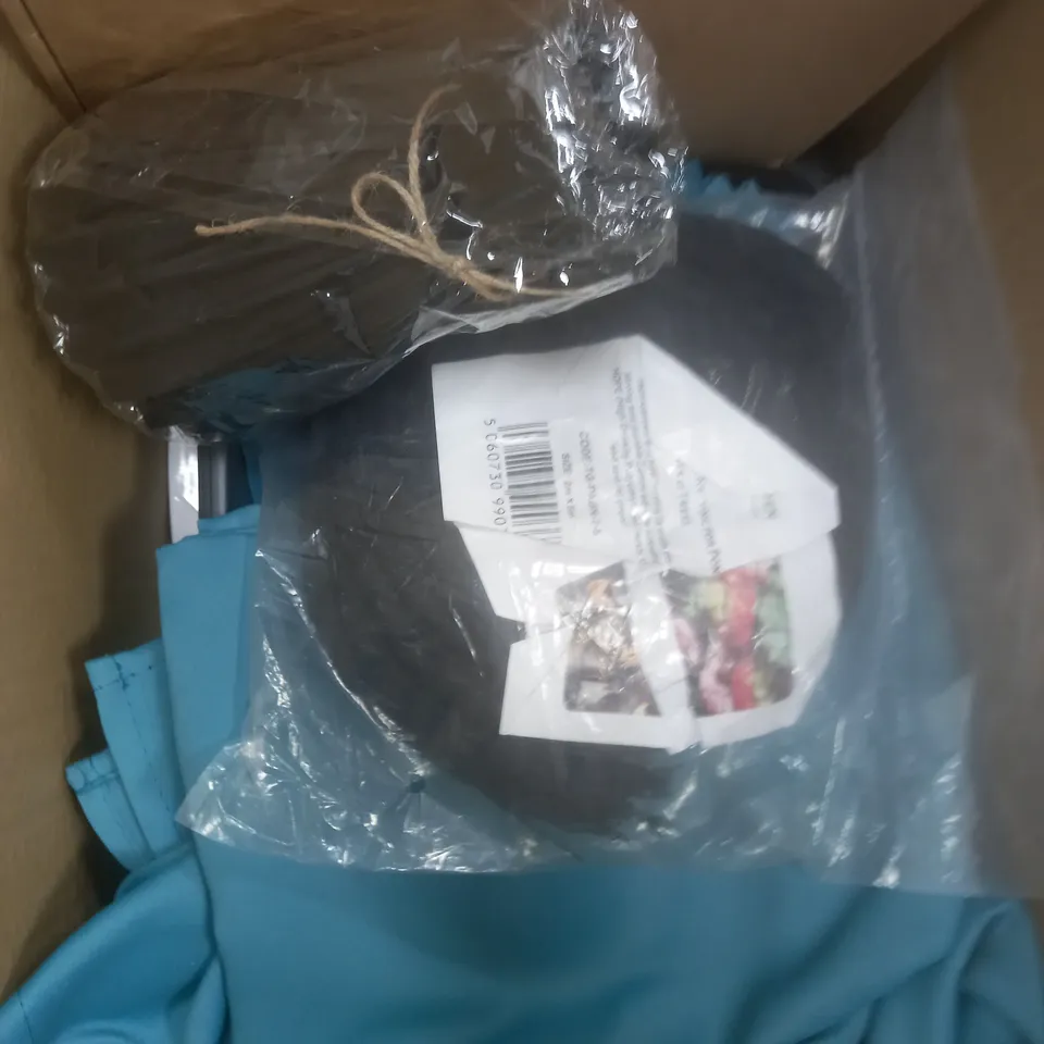 BOX OF APPROXIMATELY 15 ASSORTED HOUSEHOLD ITEMS TO CONTAIN CLOTHES HANGERS, PATTERNED CLOT. GOLD DESIGN CURTAINS ETC 