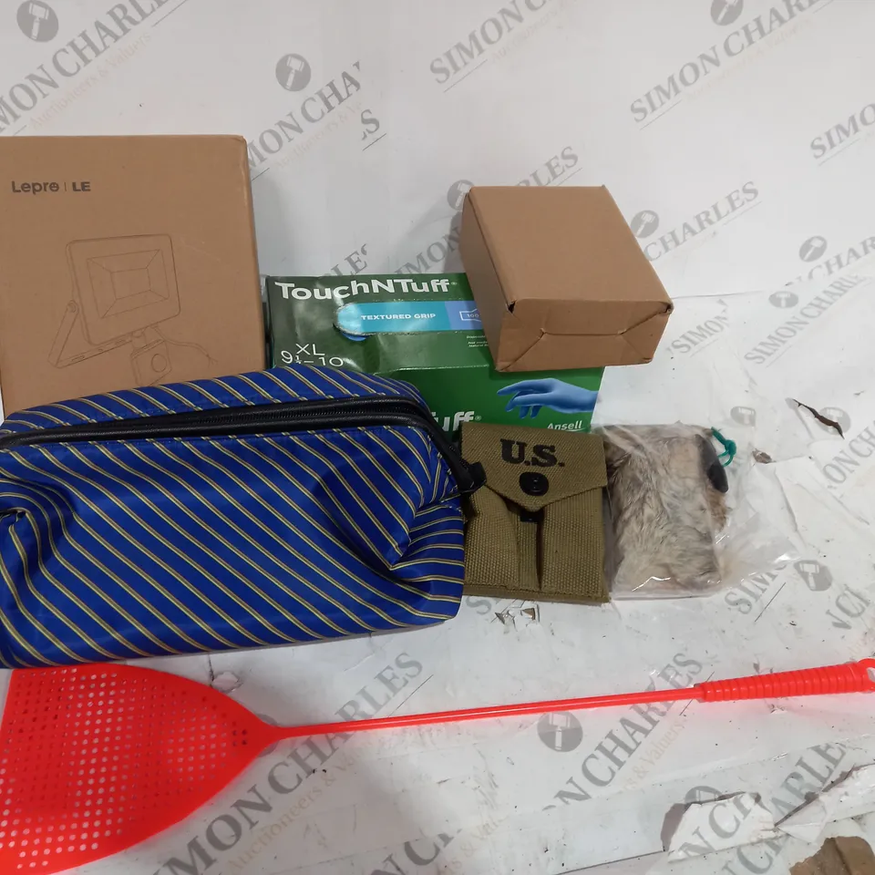 BOX OF APPROXIMATELY 10 ITEMS TO INCLUDE LEPRO LIGHT, WASH BAG, US ARMY POUCH ETC