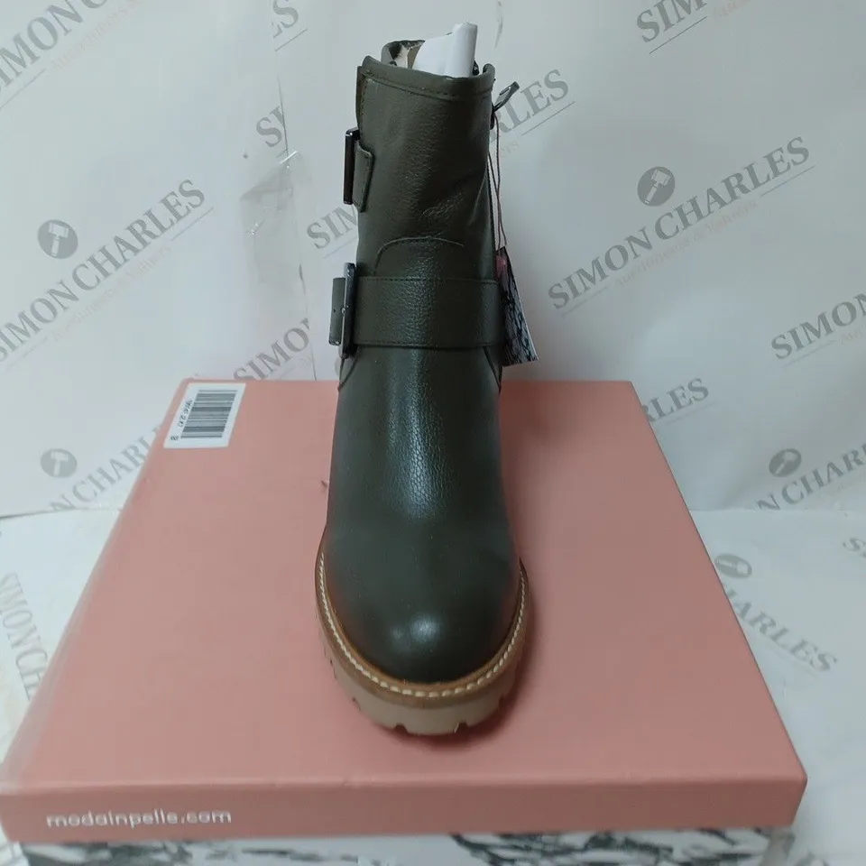 BOXED PAIR OF MODA IN PELLE CORNELIA BIKER BOOTS IN KHAKI UK SIZE 7