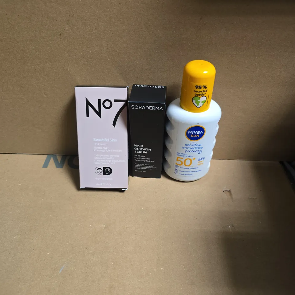 APPROXIMATELY 15 ASSORTED HEALTH & BEAUTY PRODUCTS TO INCLUDE NIVEA SUN CREAM, SORADERMA HAIR GROWTH SERUM, NO7 BB CREAM ETC - COLLECTION ONLY