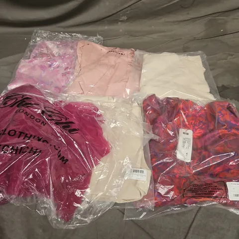 APPROXIMATELY 20 ASSORTED CLOTHING ITEMS IN VARIOUS STYLES AND SIZES 
