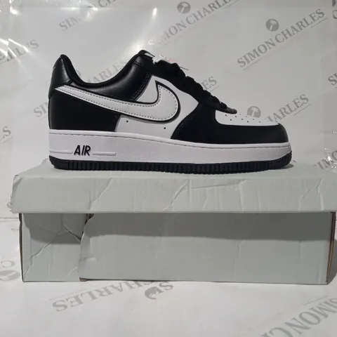 BOXED PAIR OF NIKE AIR FORCE 1 '07 SHOES IN BLACK/WHITE UK SIZE 7