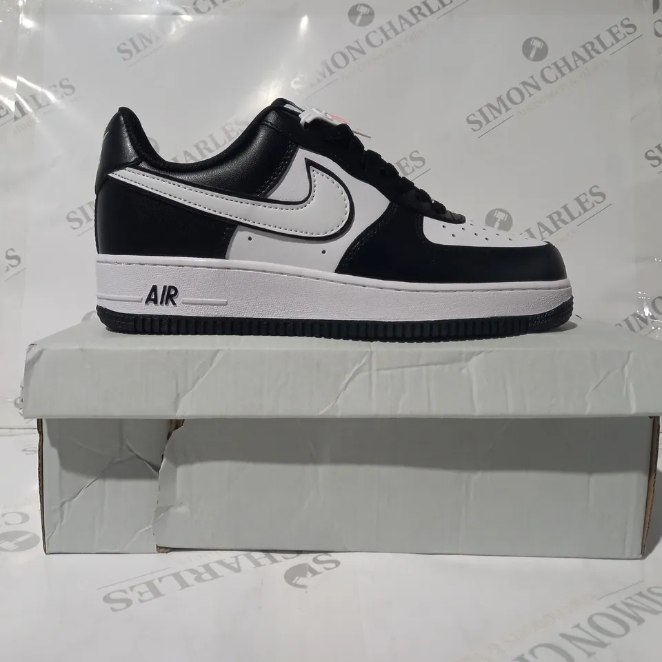 BOXED PAIR OF NIKE AIR FORCE 1 '07 SHOES IN BLACK/WHITE UK SIZE 7