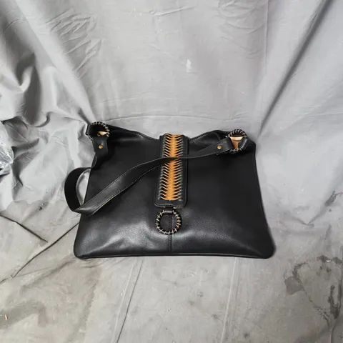 BLACK LEATHER HANDBAG WITH CENTRAL TAN STITCH DETAIL AND RING HARDWARE