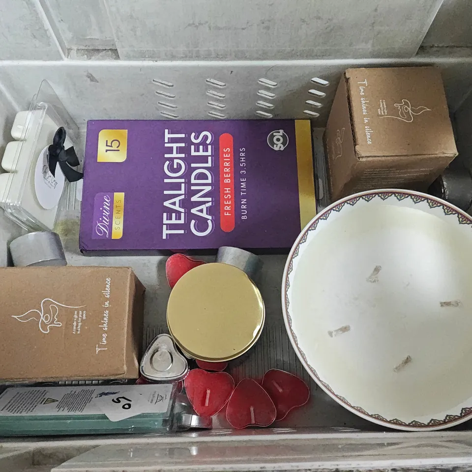 LOT OF APPROXIMATELY 17 ASSORTED CANDLES 