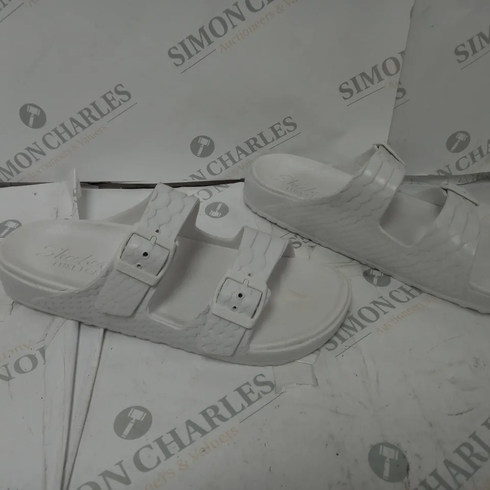BOXED PAIR OF SKECHERS SANDALS IN WHITE UK SIZE 7