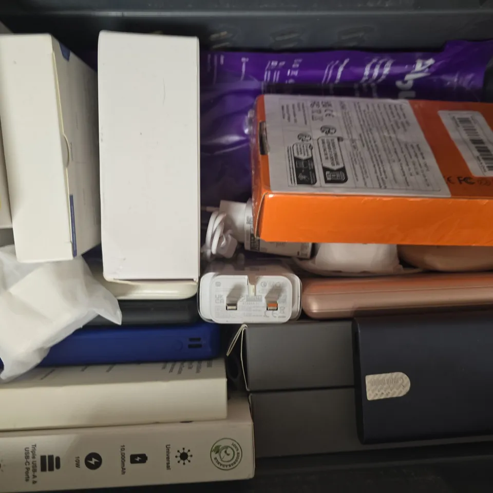 APPROXIMATELY 15 ASSORTED HOUSEHOLD ITEMS TO INCLUDE BATTERY PACK, POWER BANK, ETC